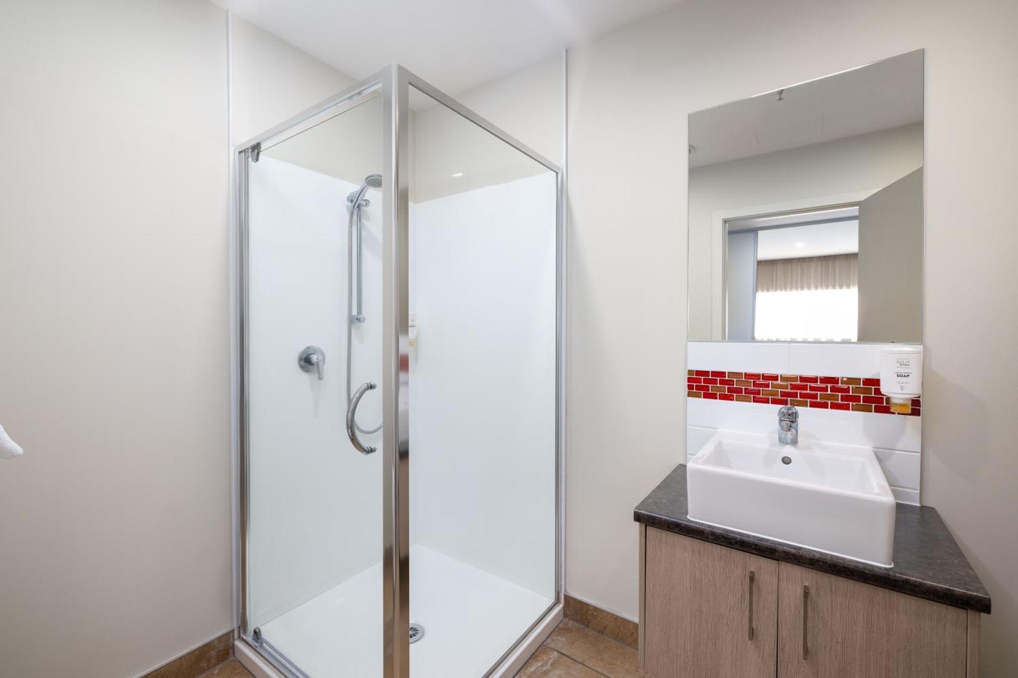 Ramada Suites By Wyndham Christchurch City Exteriör bild
